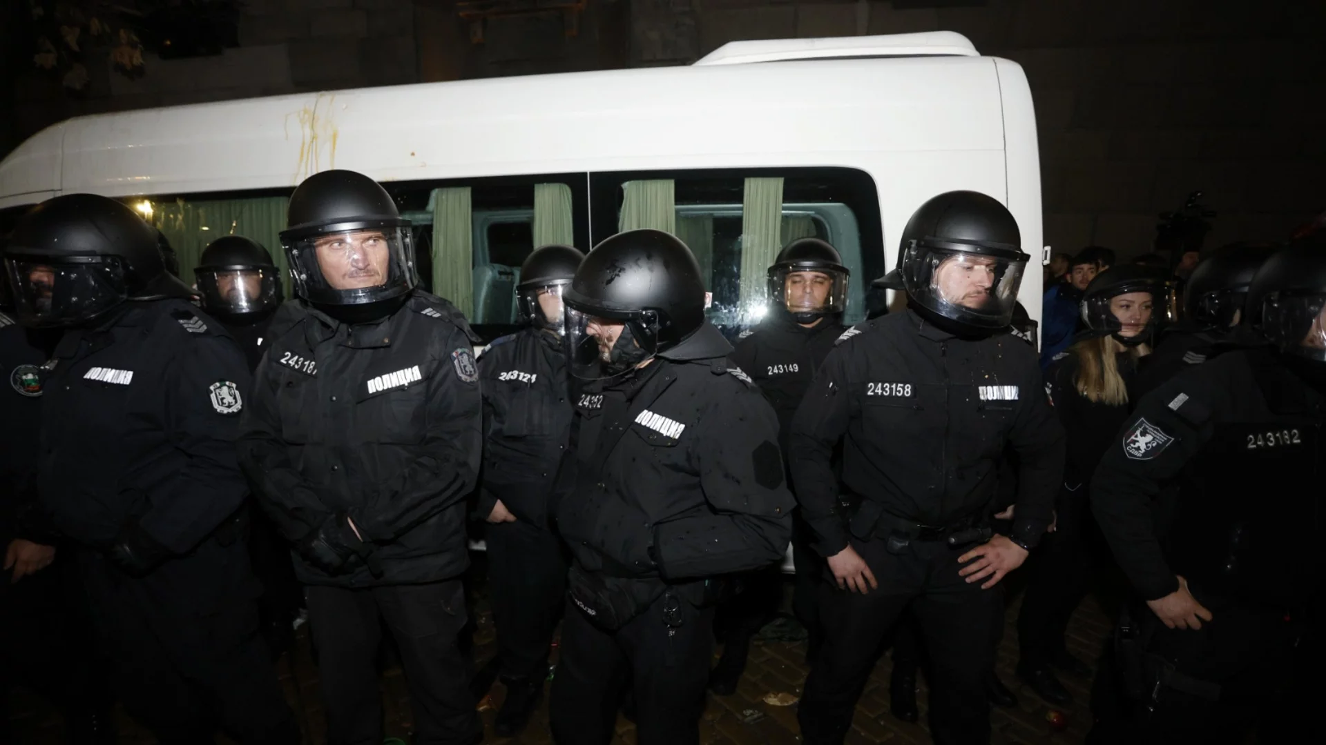 МВР замаза скандала с плезещия се полицай на протеста (ВИДЕО)