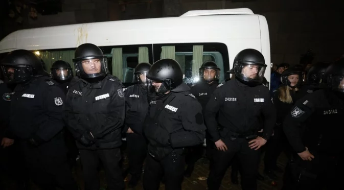 МВР замаза скандала с плезещия се полицай на протеста (ВИДЕО)