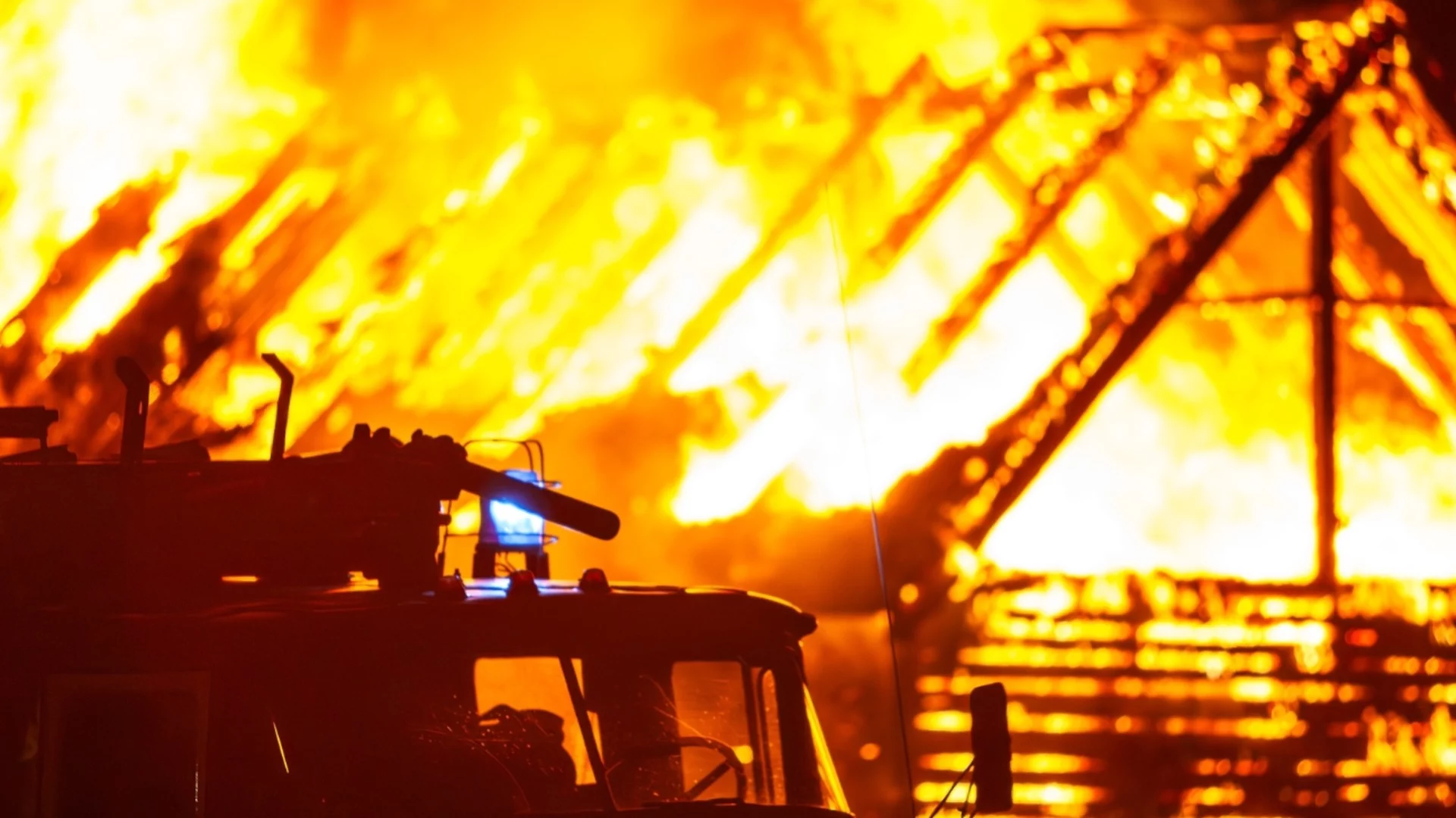 Склад със санитарни материали и пластмаса гори в Букурещ - използват роботи 