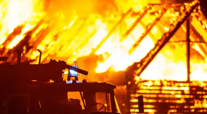 Склад със санитарни материали и пластмаса гори в Букурещ - използват роботи 