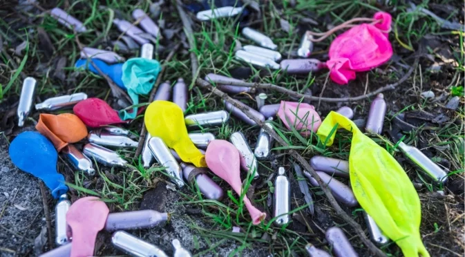 До какво води употребата на райски газ: Експерти с предупреждения