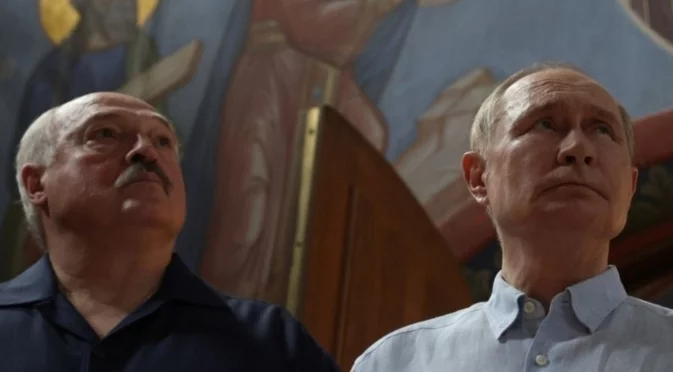 Лукашенко блъснат на леда, Путин залят с червено вино: Понякога и самодръжците имат трудни моменти (ВИДЕА)