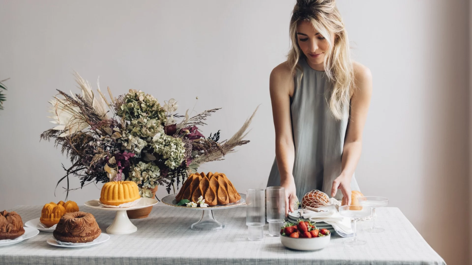 Пожълтялата покривка за маса ще стане бяла като сняг за Нова година – накиснете я в тази смес