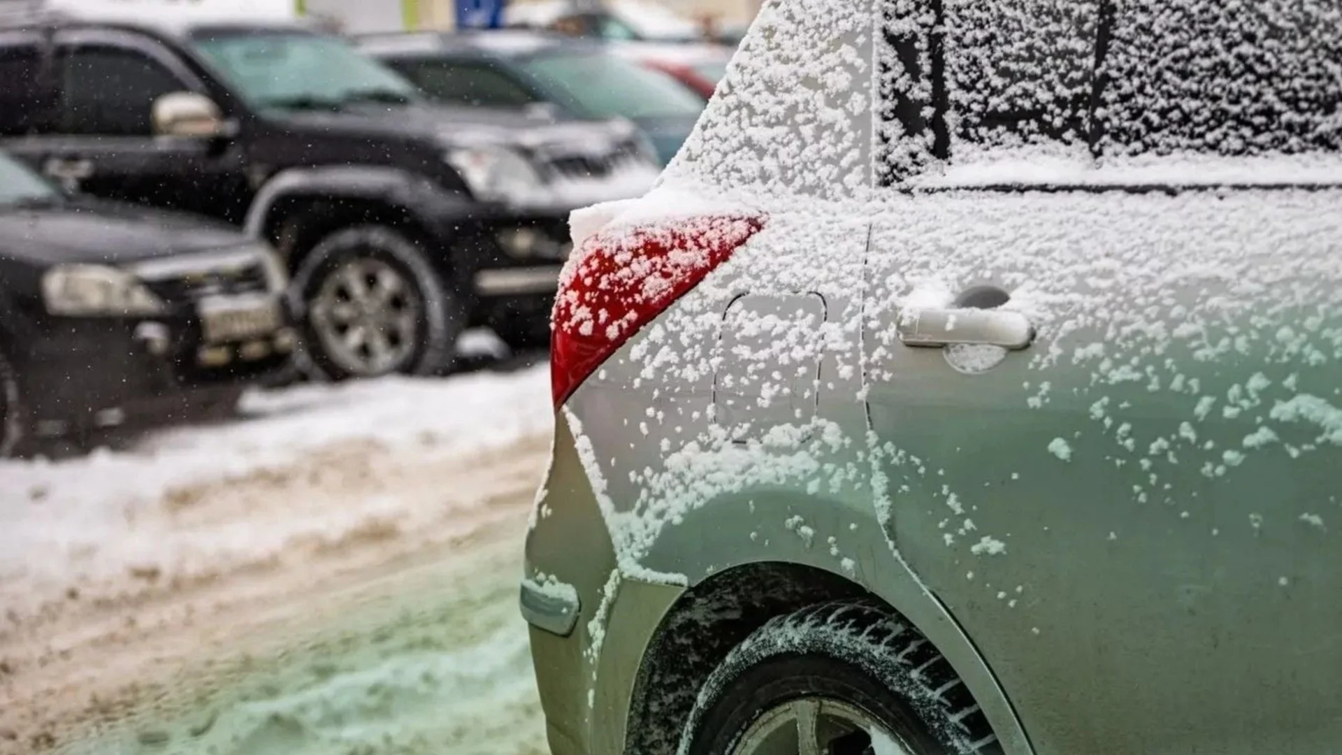 Свещи, теглене и пожар - основните грешки при стартиране на кола през зимата