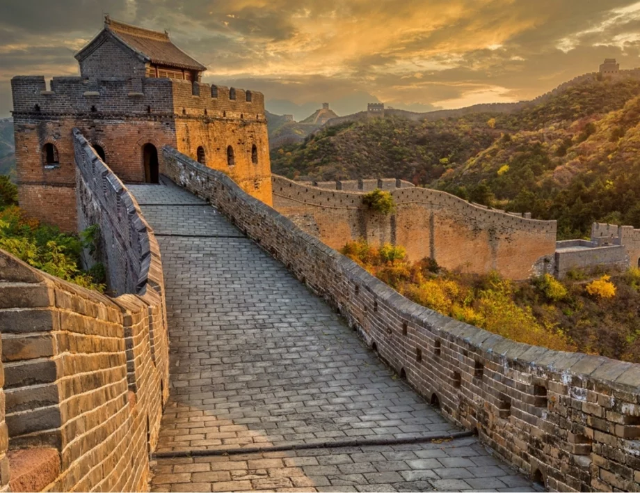 Великата китайска стена се превърна в епична ледена пързалка (ВИДЕО)