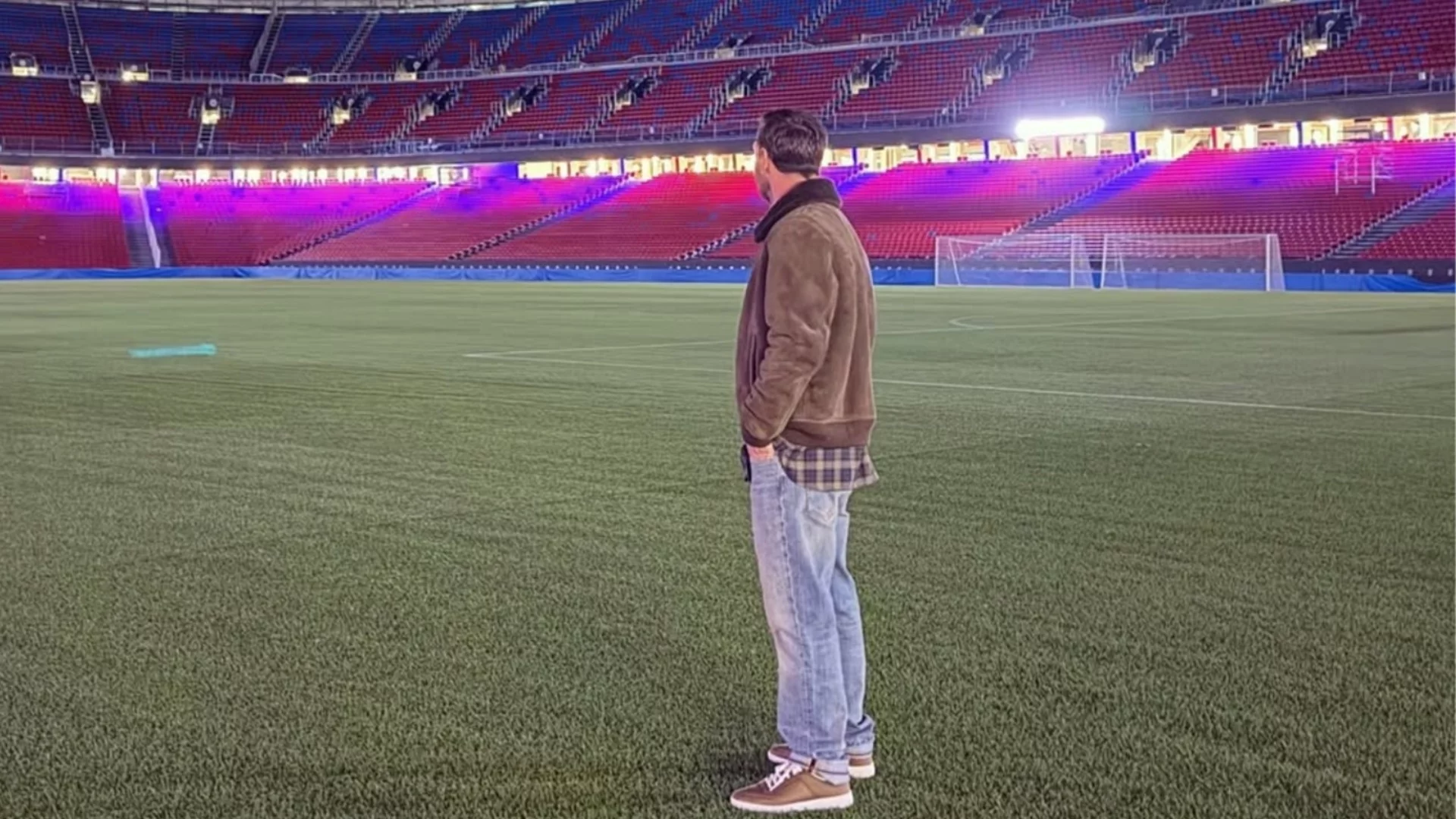 Българин посрещнал Лионел Меси при завръщането му на "Камп Ноу" през 2025 година