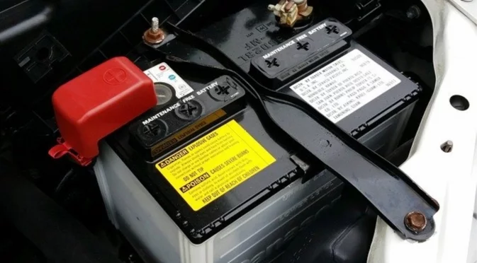 Възможно ли е да се зареди акумулаторът, без да се сваля?