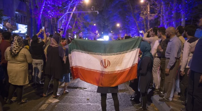 "Смърт на диктатора": Протестиращи поискаха смяна на режима в Техеран (ВИДЕО)