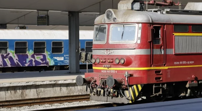 Ураганен вятър спря влаковете между Гурково и Твърдица