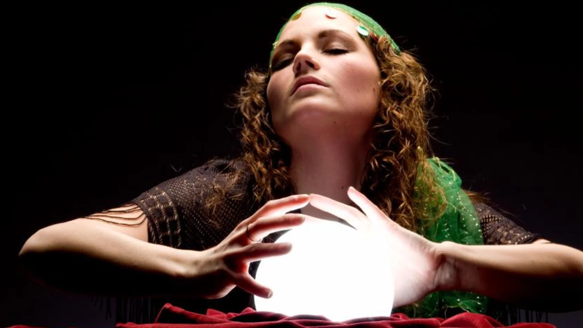 "Звездите ми го говорят" за инвеститори: Фейсбук ясновидци у нас предричат цената на златото