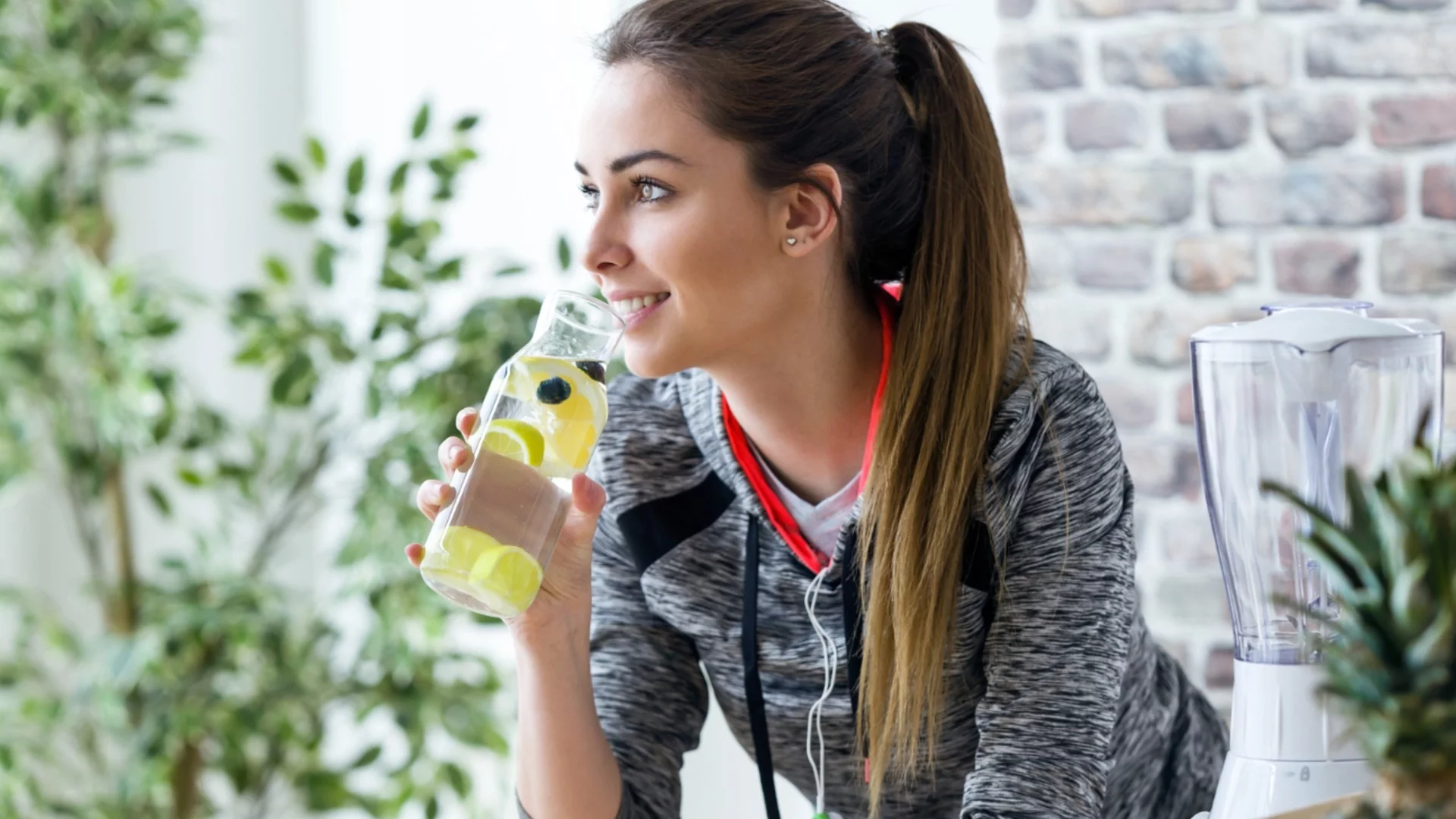 Наистина ли е полезна водата с лимон на гладно? За какво помага и за какво не!
