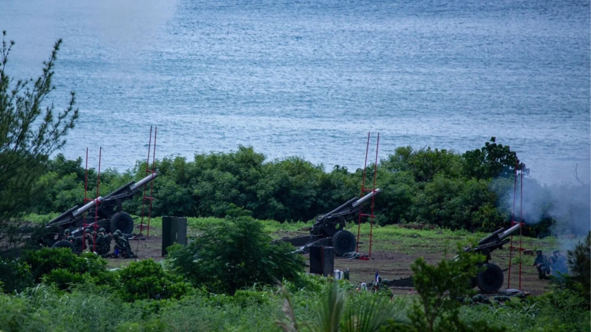 Китай демонстрира сила с мащабни военни учения около Тайван