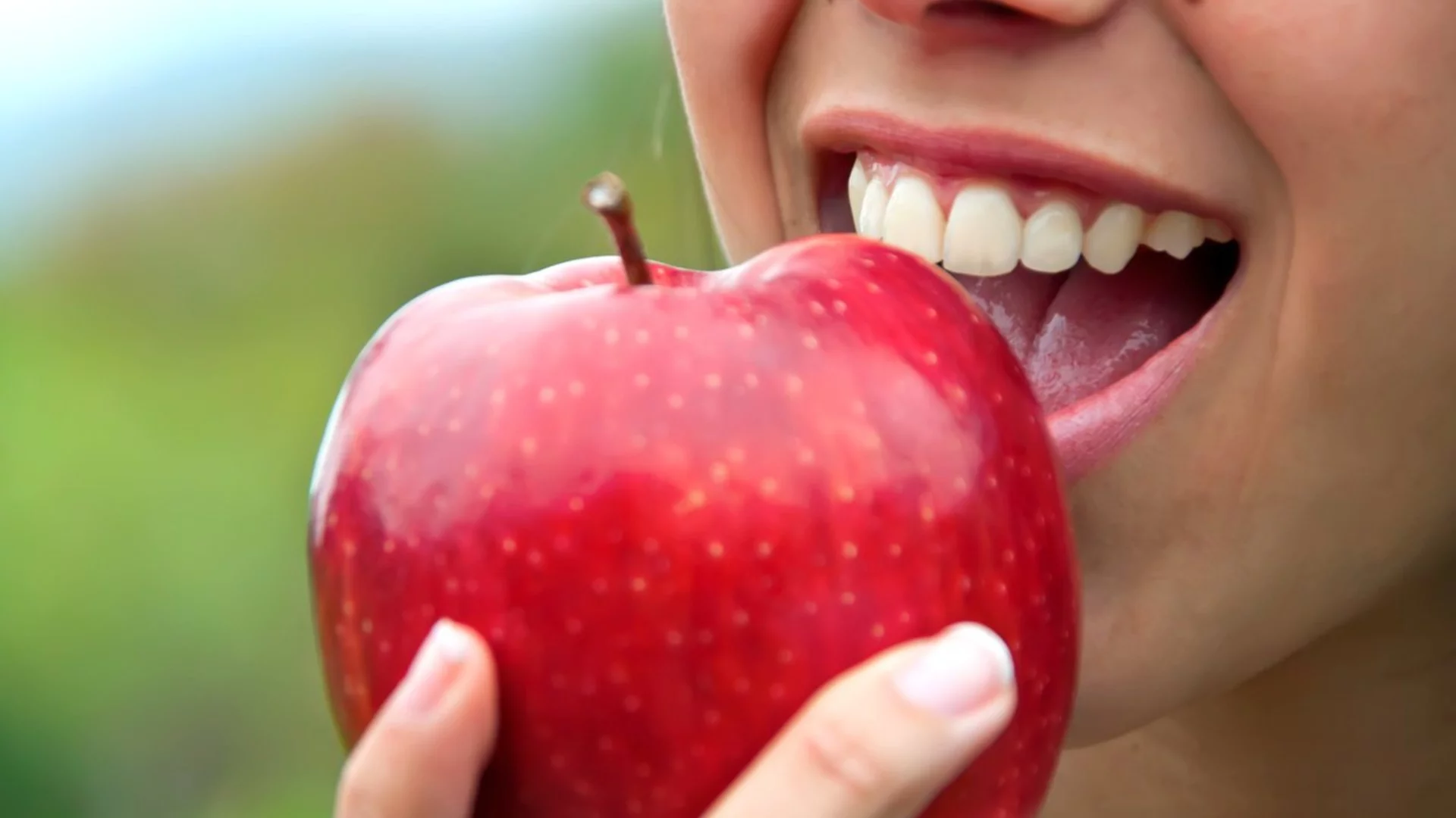 Хороскоп за утре, 2 януари: Близнаците ще имат червена ябълка в градина, а Водолеите ще се занимават с някаква нова гадина