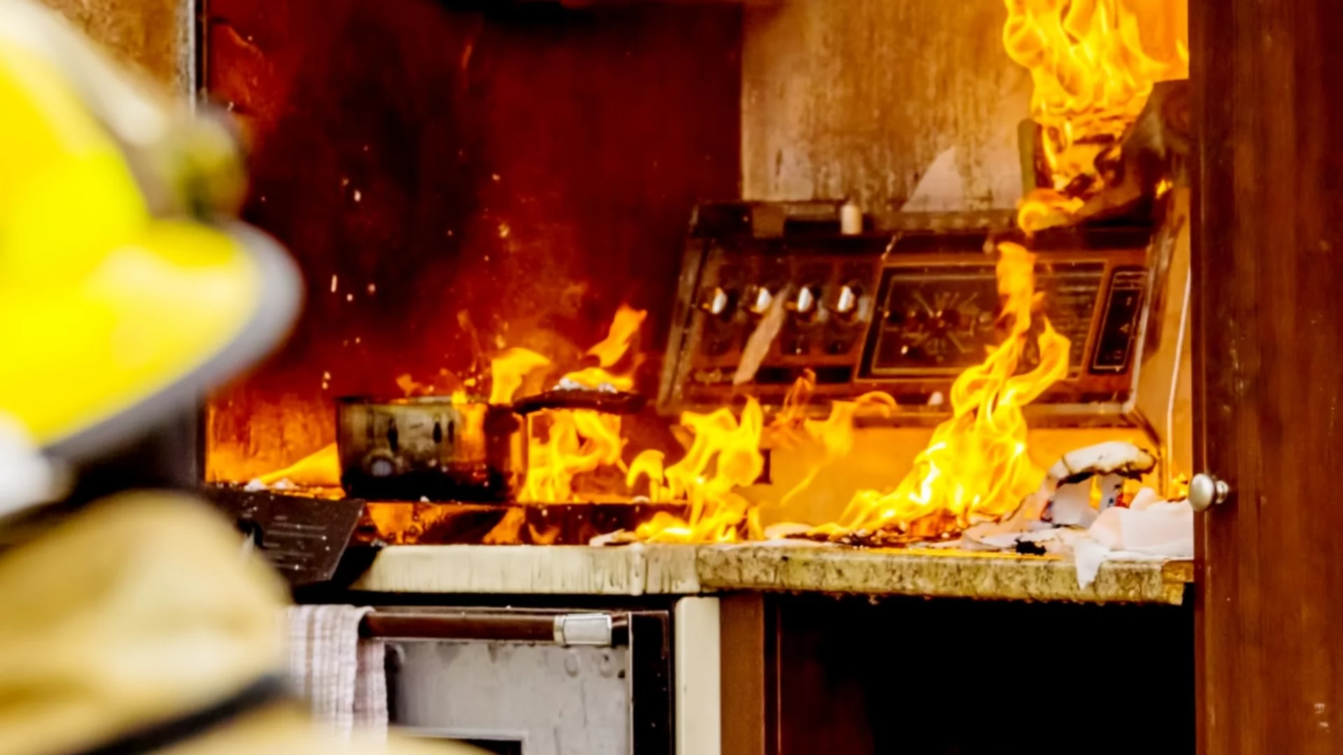 Къща горя край Бургас: Собственикът едва се спаси