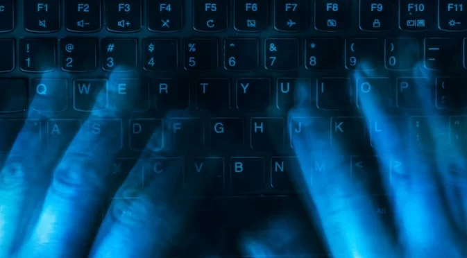 Арестуваха тийнейджърка, вербувана онлайн за голям самоубийствен атентат