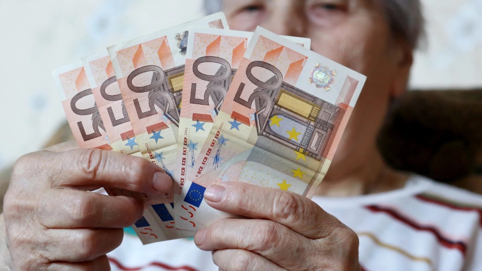 Иде зима сурова, но 3 зодии ще я посрещнат с евра в джоба