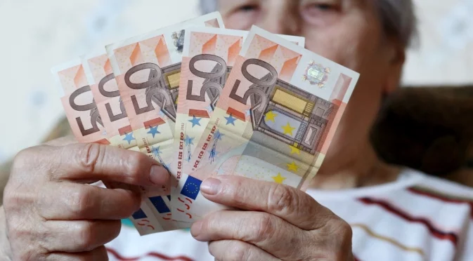 Иде зима сурова, но 3 зодии ще я посрещнат с евра в джоба