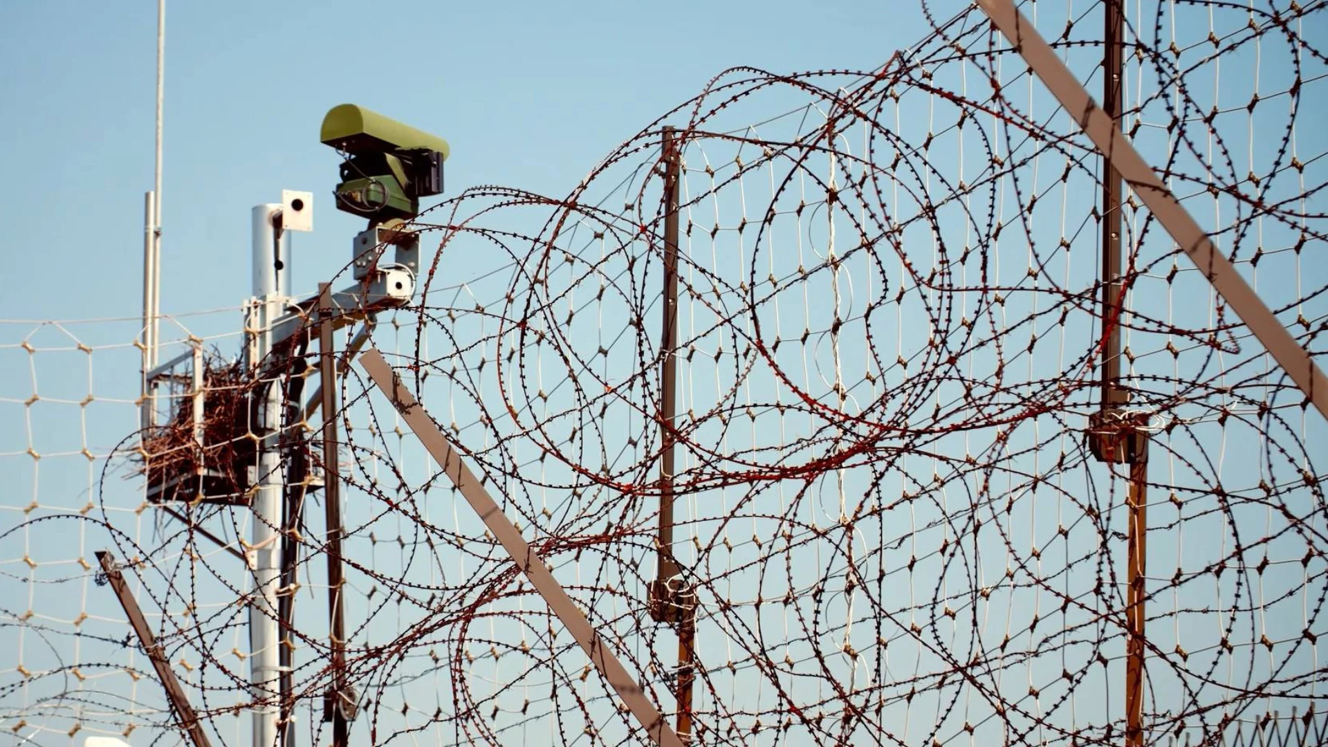 Латвия вдигна ограда по границата си с Русия и продължава да я укрепва