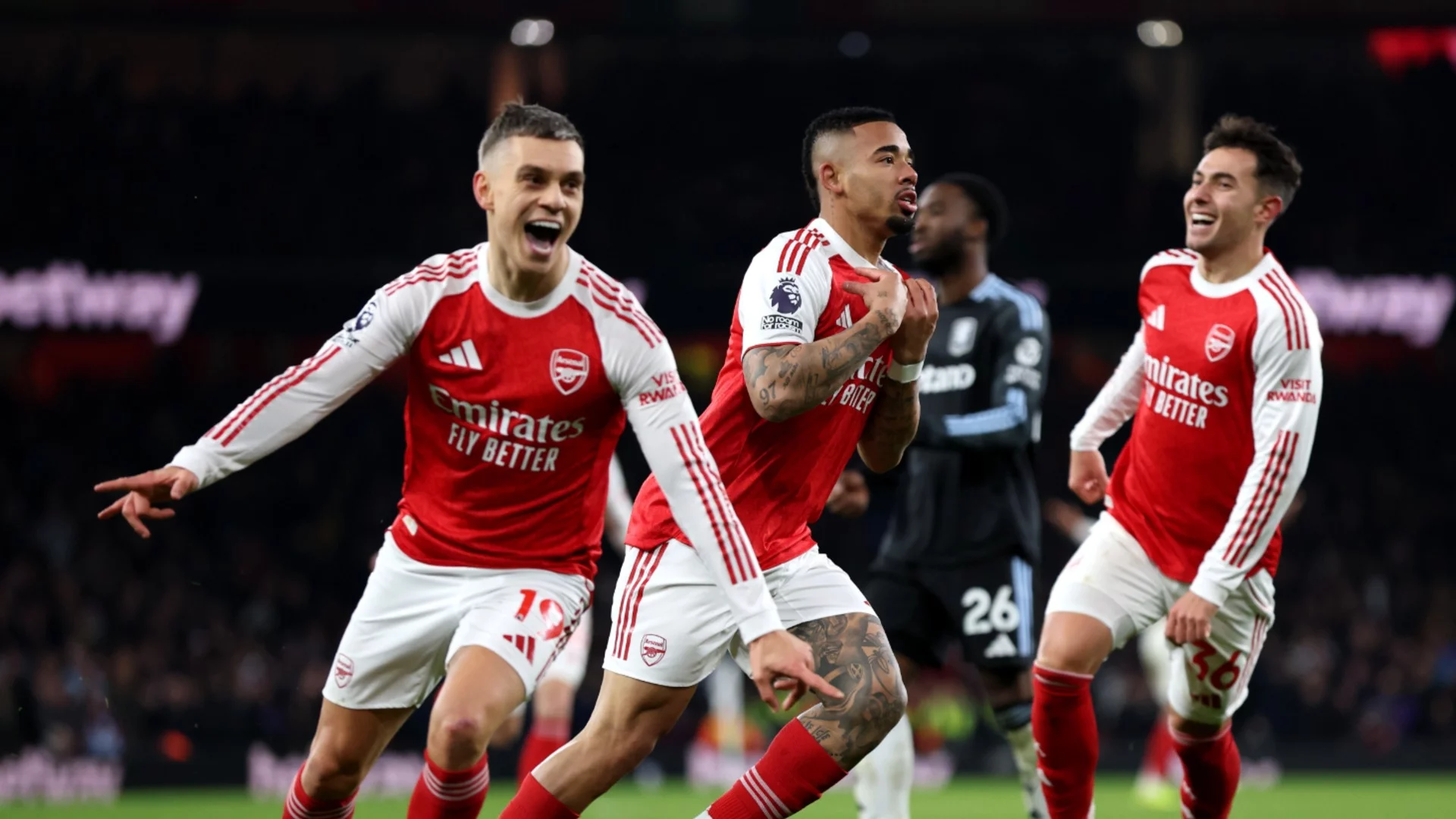 Арсенал прекъсна впечатляващата серия на фурора на сезона с разгром, Юнайтед с фамозна издънка