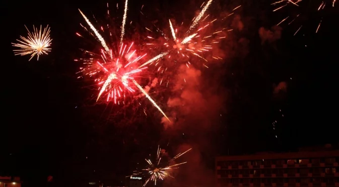 Атина посреща Нова година с безшумни фойерверки и светлинен спектакъл с дронове