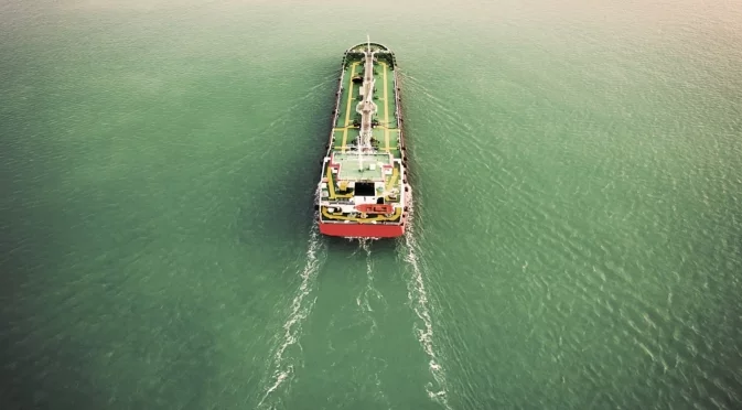 Спасителен пояс за Кремъл: Китай помага на Русия да изгради "сенчест флот" за превоз на втечнен природен газ