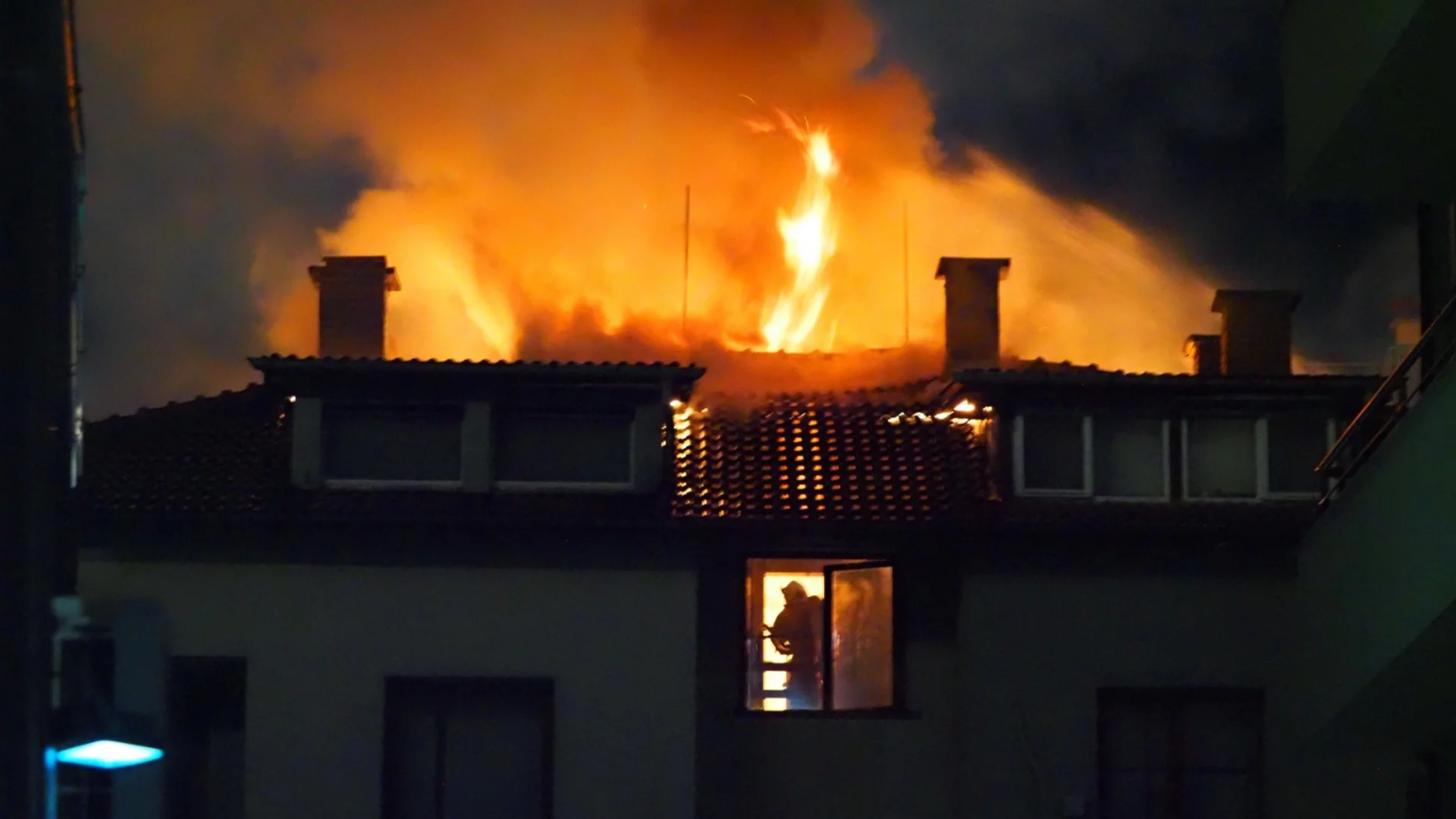 Пожар в Смолян, възрастен човек е в болница