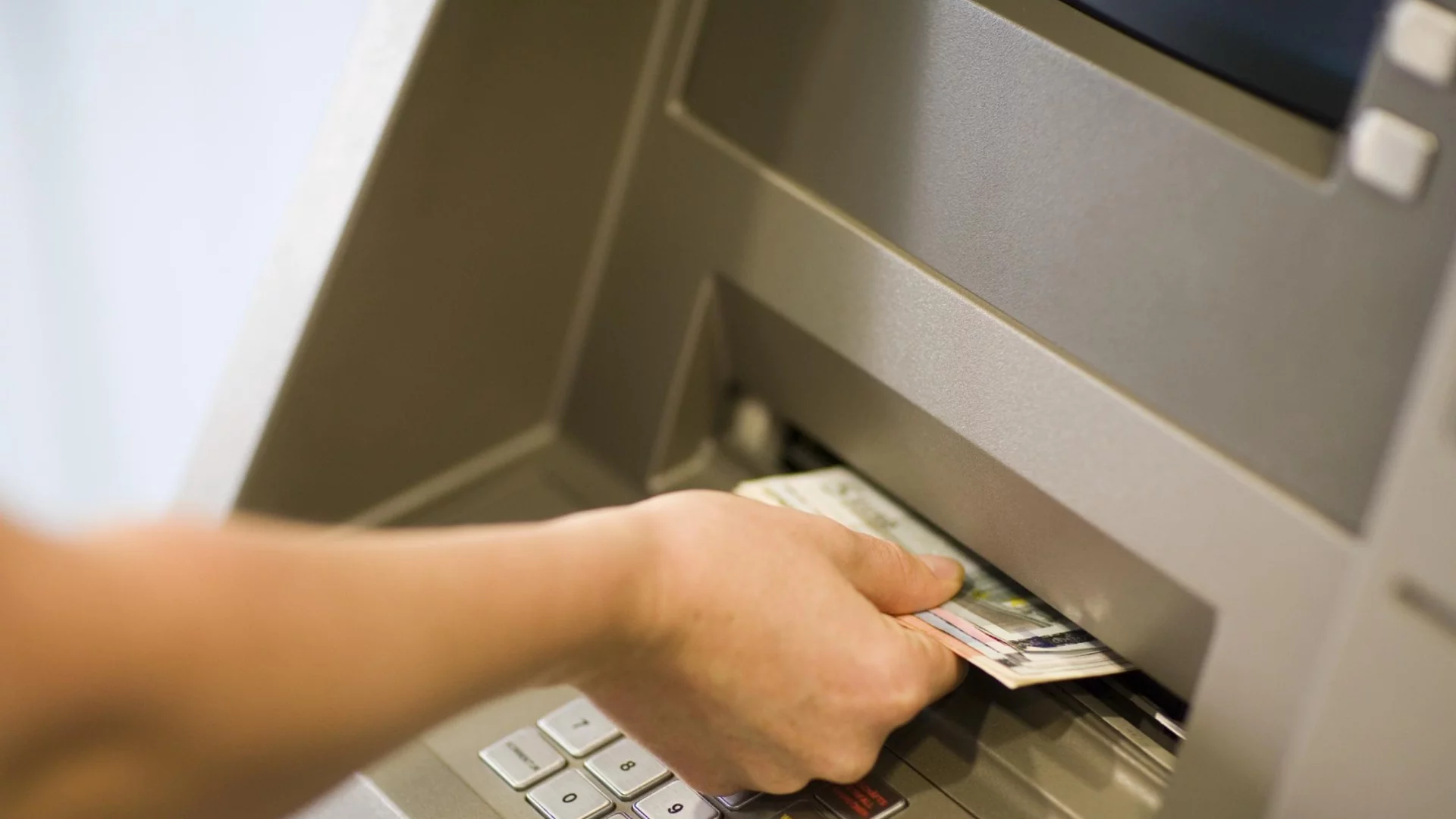 Банкоматите вече пускат евро