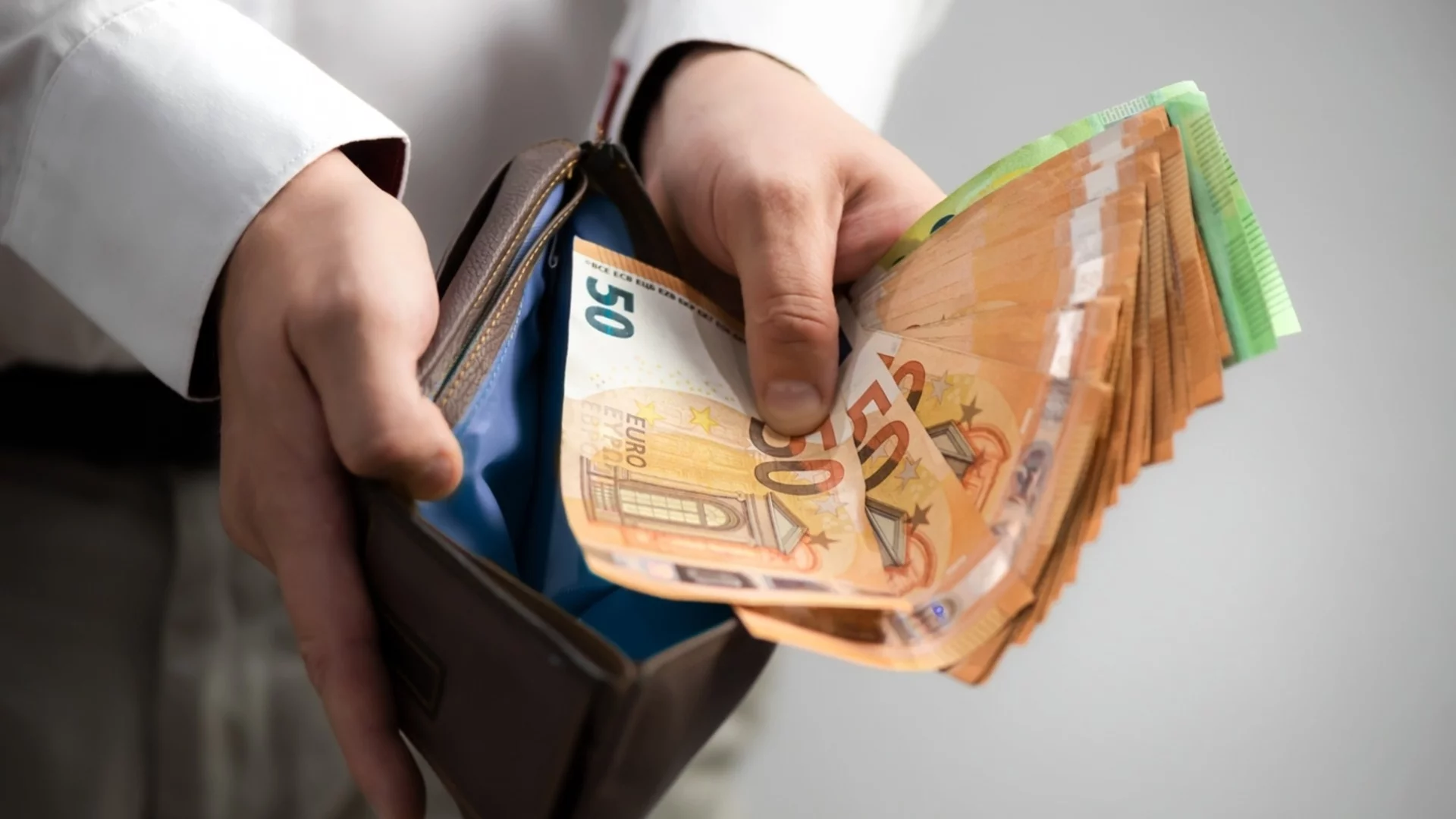 Минималната работна заплата става 620 евро, влизаме в годината с удължен бюджет