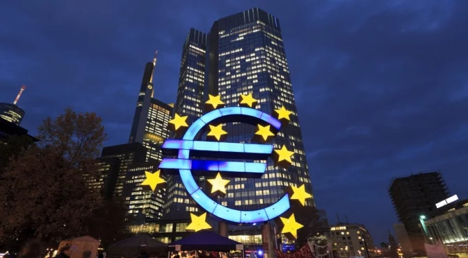 Сградата на ЕЦБ беше осветена с "българското влизане" в еврозоната (ВИДЕО)