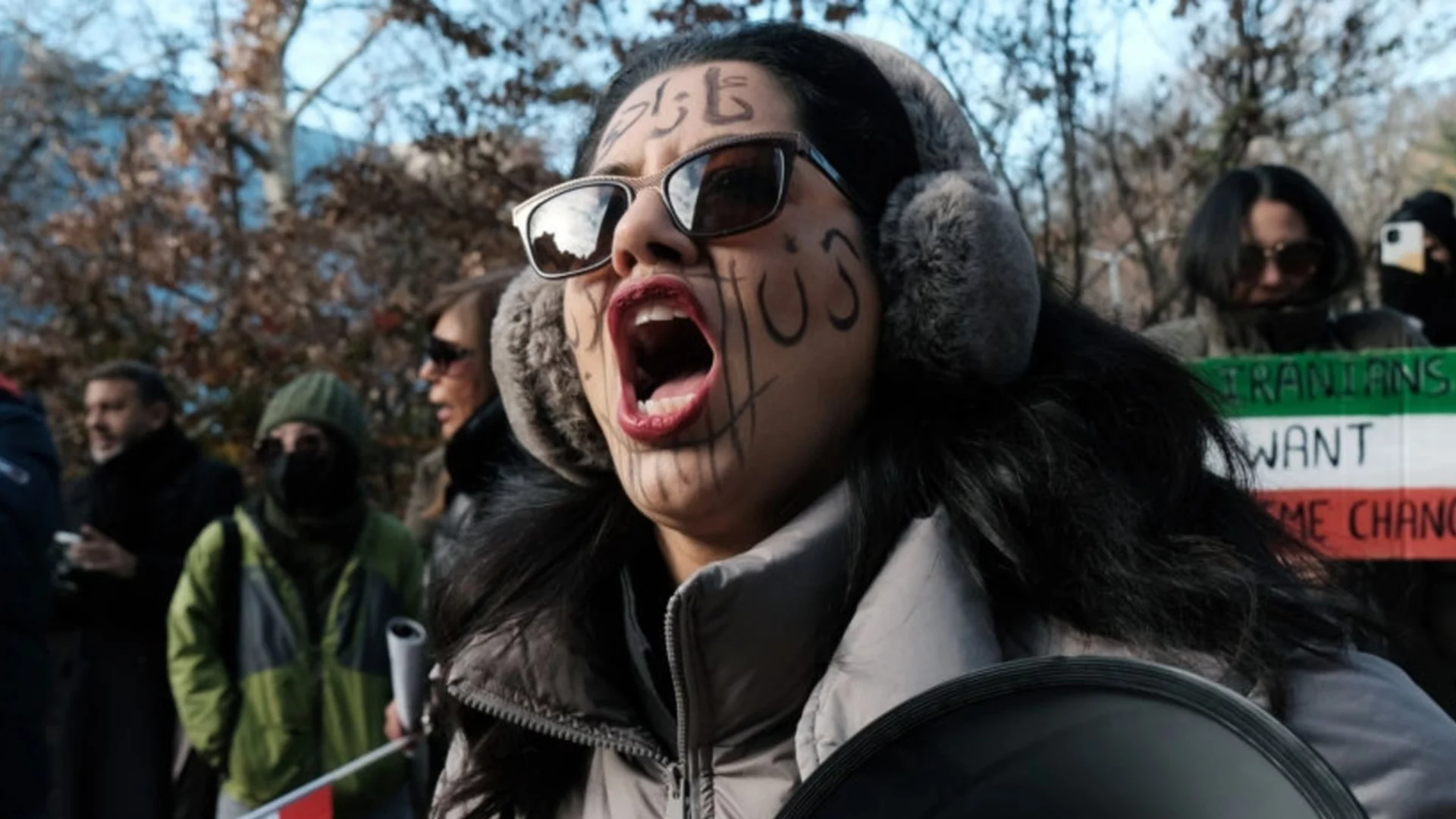 Властите в Иран стрелят с картечници по протестиращите (ВИДЕА)