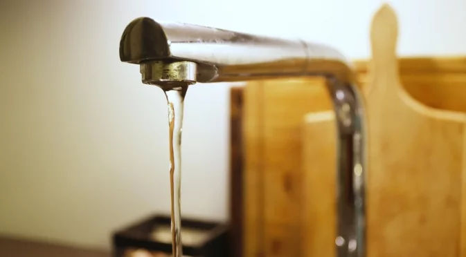 Замърсена вода уби 9 души и прати стотици в болница