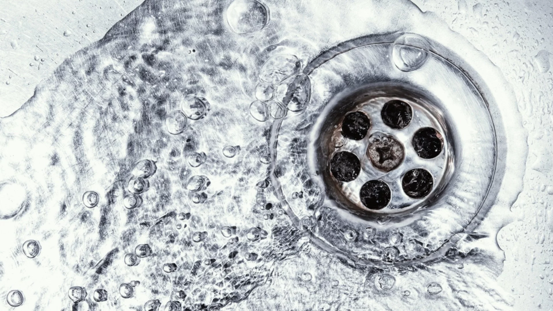 Защо не трябва да изливате вряла вода в мивката? Опасност, за която малцина знаят!