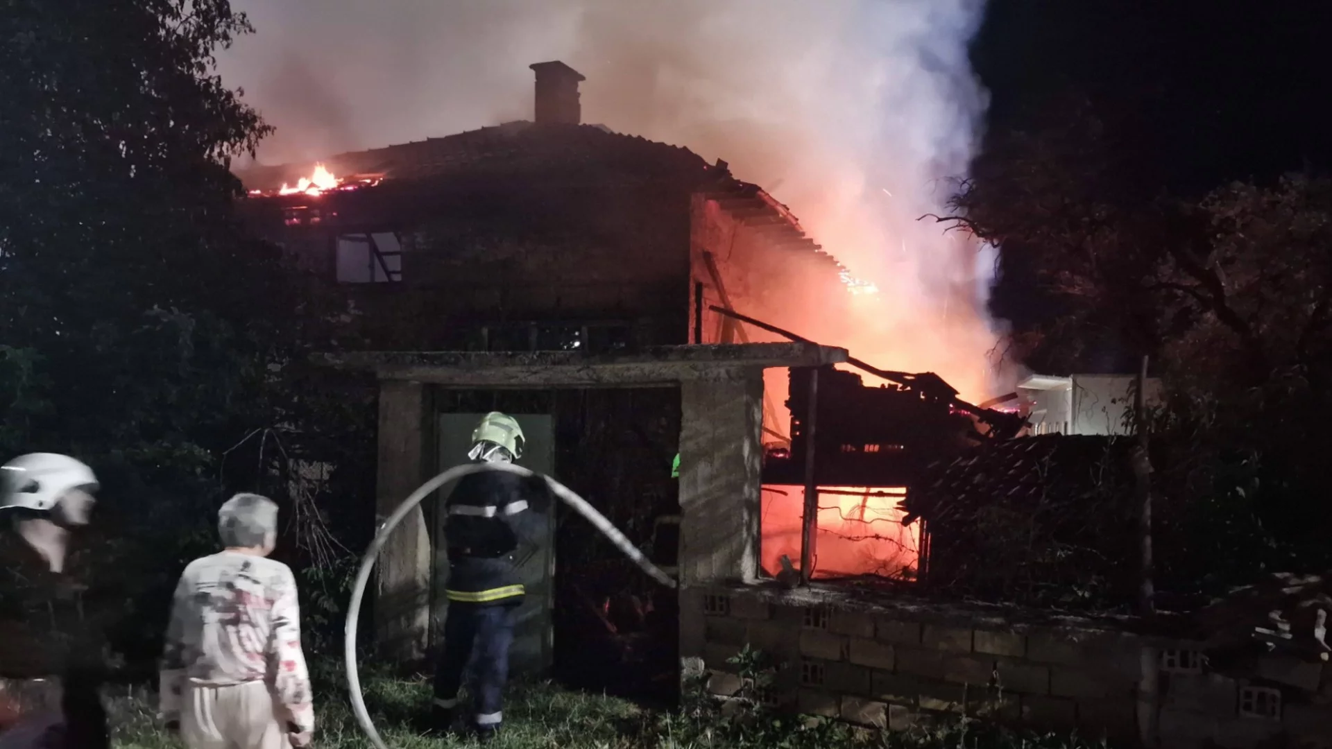 Три къщи и няколко каравани изгоряха в Бургас: Има и жертва