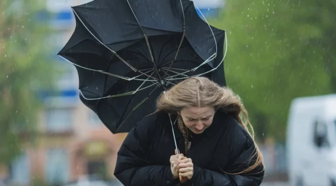 Мощен вятър предизвика щети във Враца: Ето колко е бил поривът (ВИДЕА)