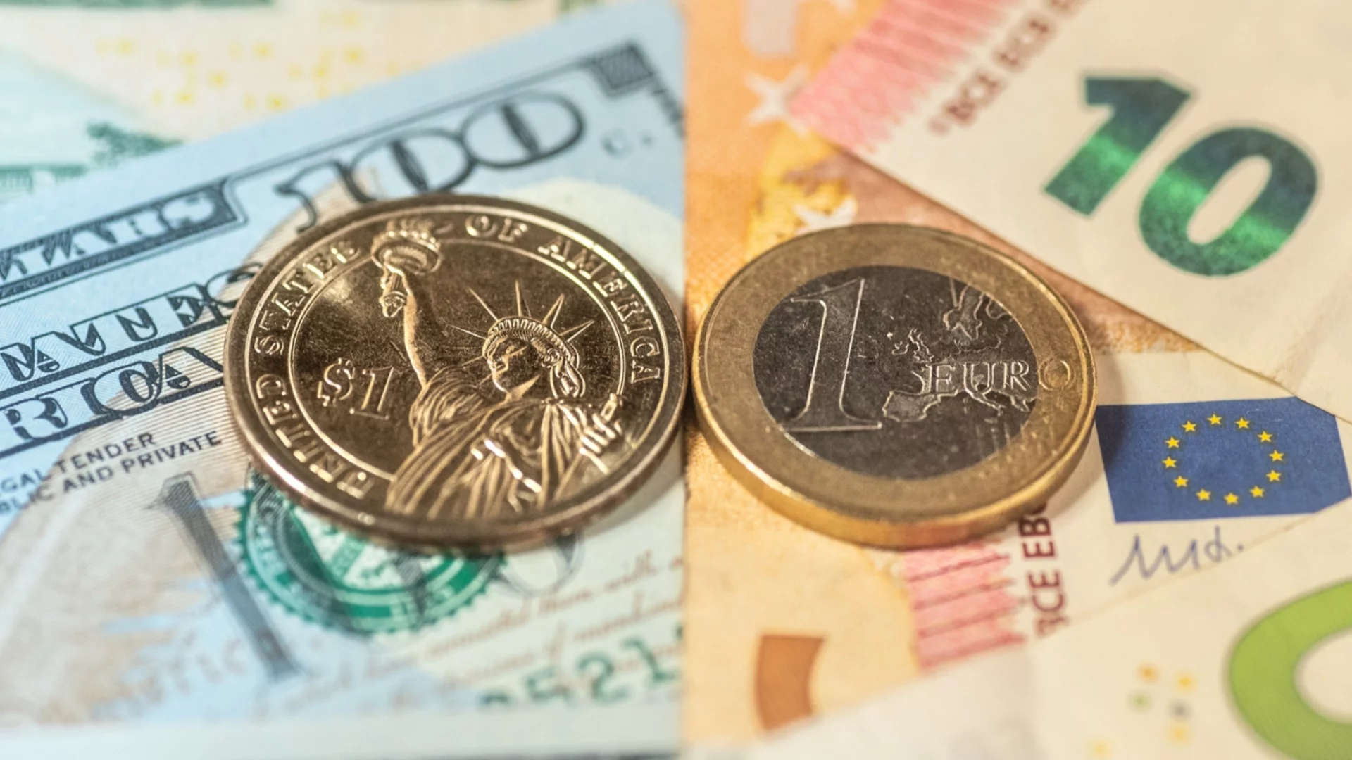 Доларът започва 2026 г. колебливо, докато на еврото не му е ден