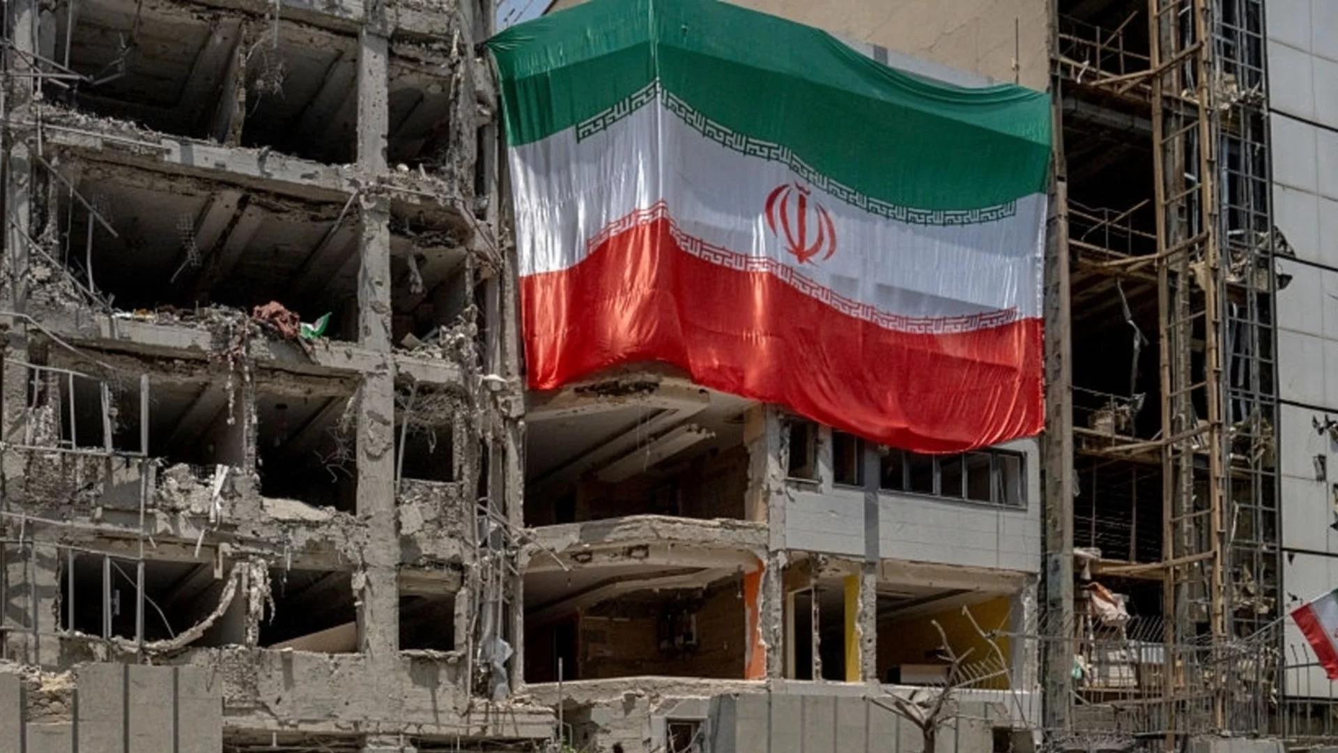 Протестите в Иран не спират, задава ли се смяна на властта? (ВИДЕО)