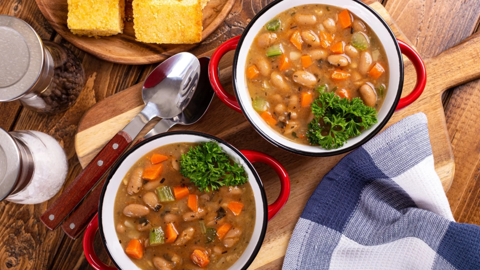 Кога да добавяме брашно в зимните супи, за да не станат на бучки