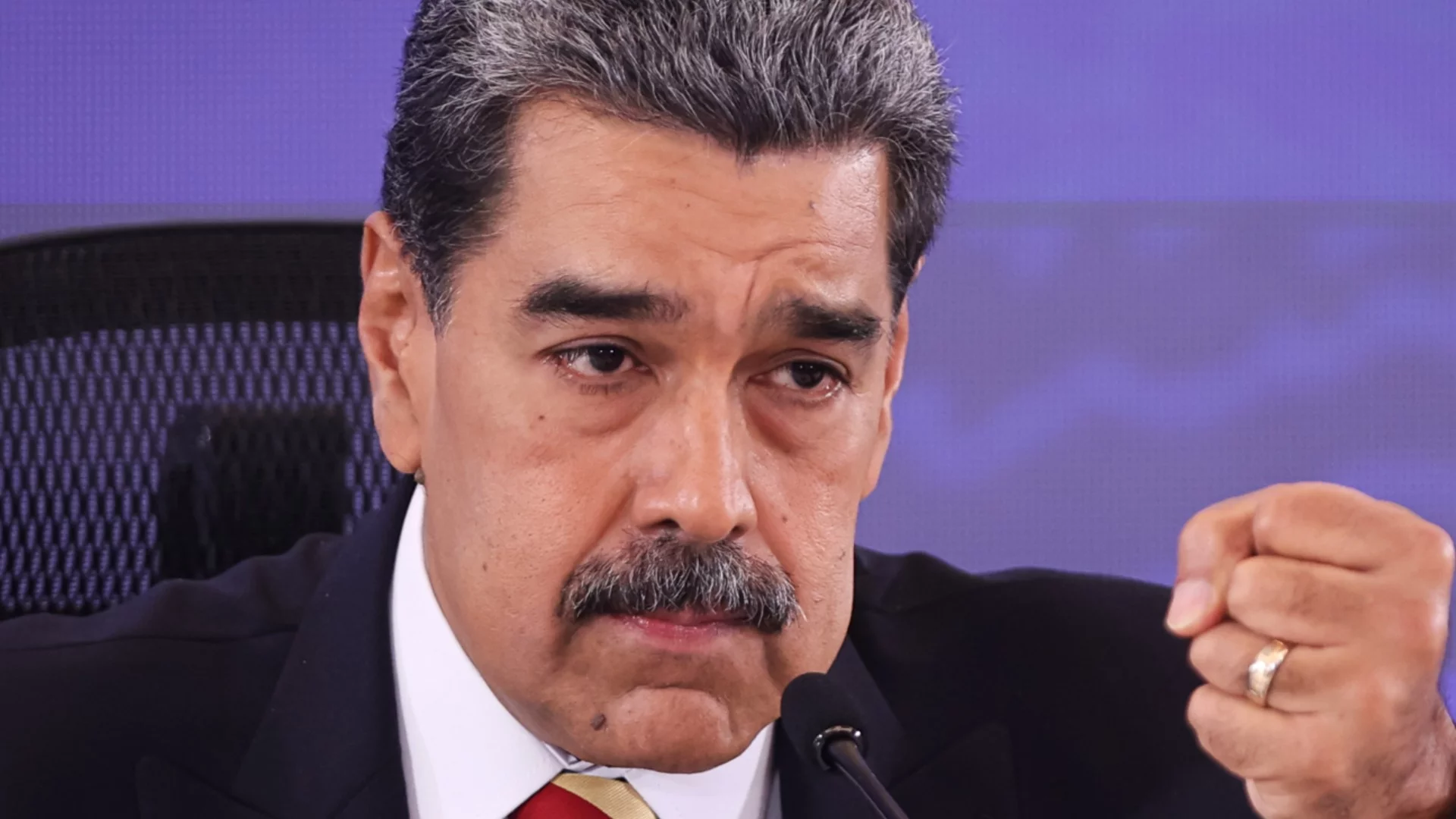 Мадуро е свален от самолета с торба на главата? (ВИДЕО)