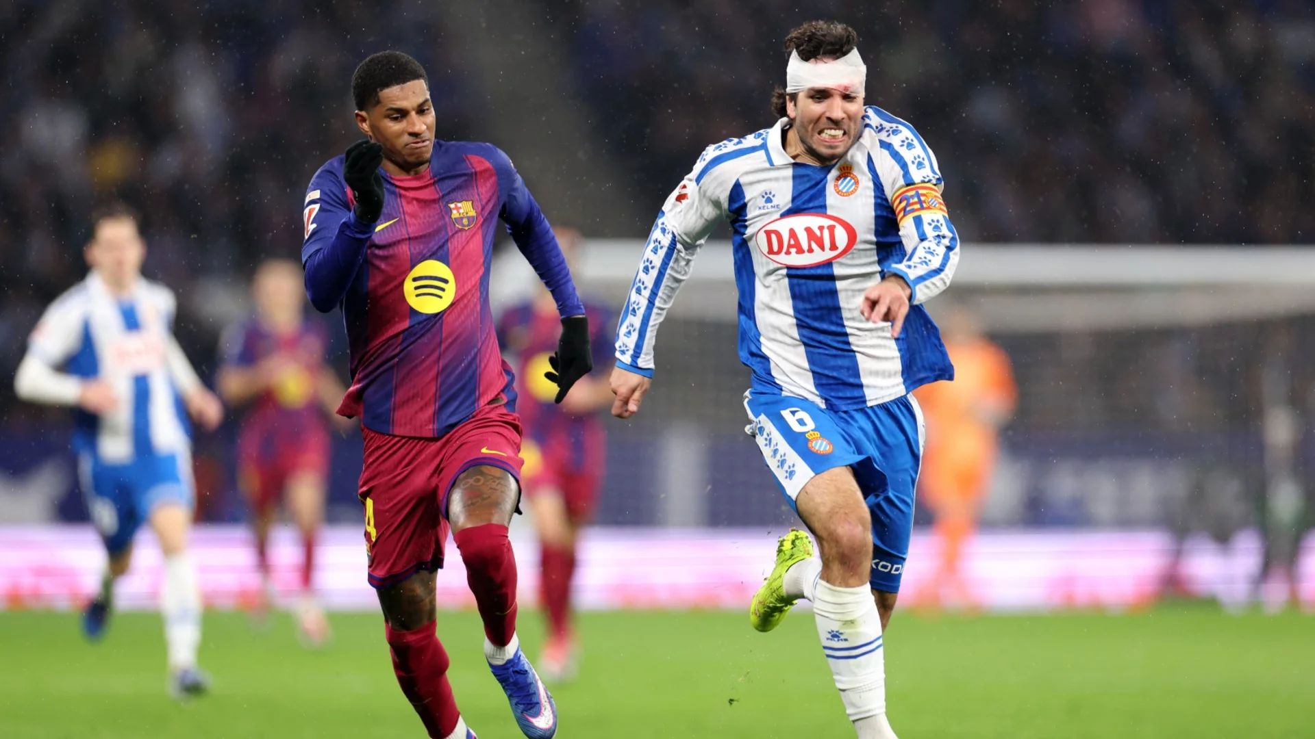 Колеблива Барса се измъкна в каталунско дерби с красиви голове в края