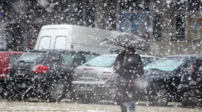 Двама туристи загинаха в Румъния заради лошото време, хиляди са без ток