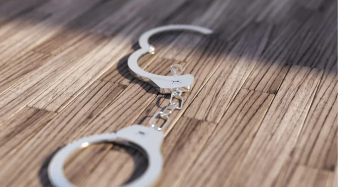 Издърпал чантата от ръцете му: Под стража остава мъж, обрал пенсионер