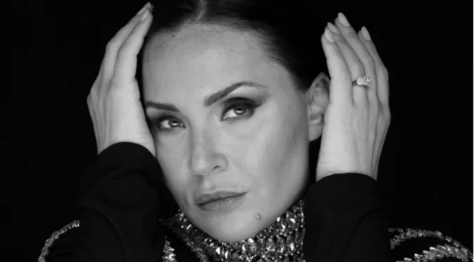 Соня Йончева пее арията "Албена" в Париж