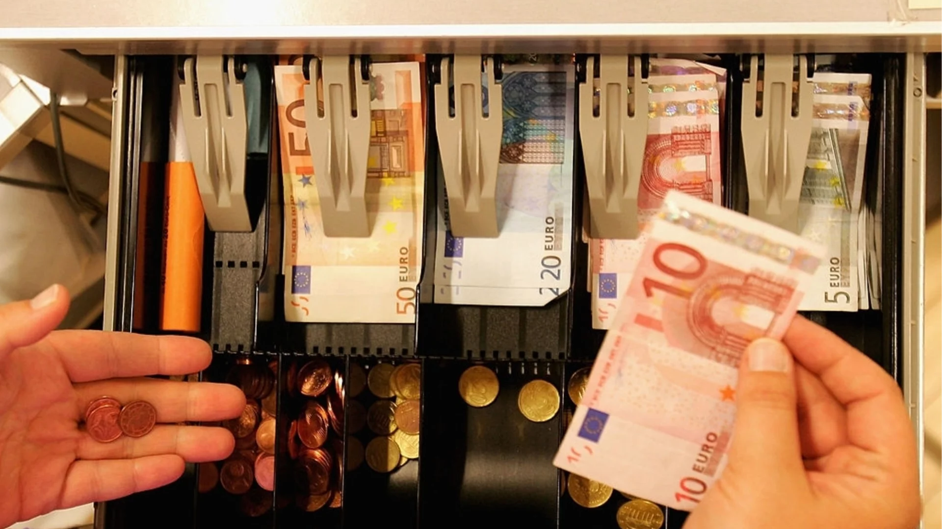 Търговец се оплака: Приемат ни като банка – плащат със 100 лв. за дребна покупка