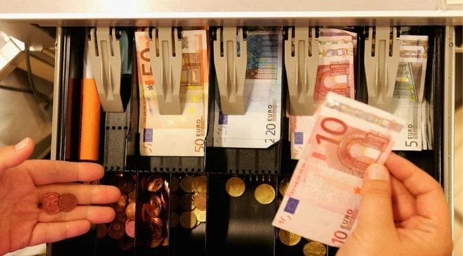 Търговец се оплака: Приемат ни като банка – плащат със 100 лв. за дребна покупка