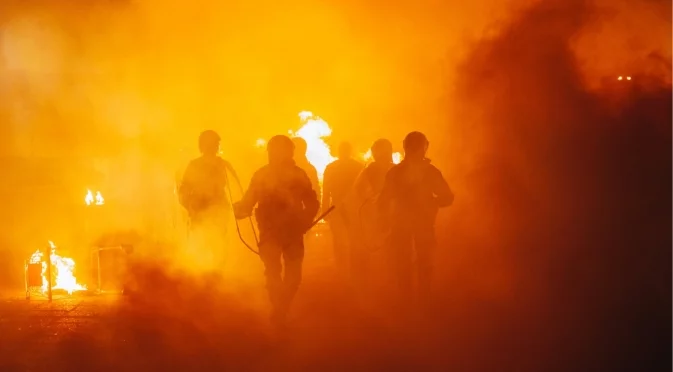 Овладян е пожарът в склад за батерии в Хасково