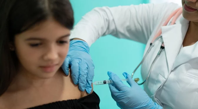 МЗ разпореди: Безплатна HPV ваксина за повече момичета
