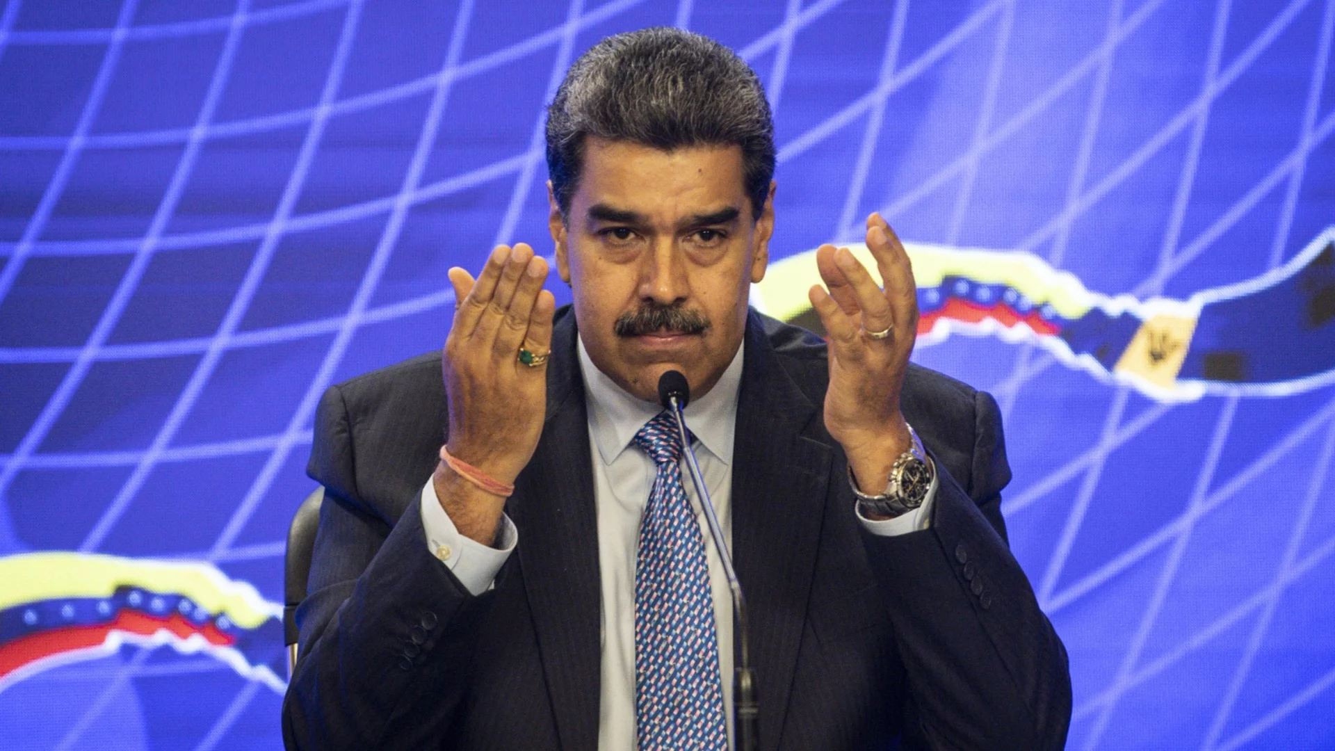 Швейцария замразява всички активи на Мадуро