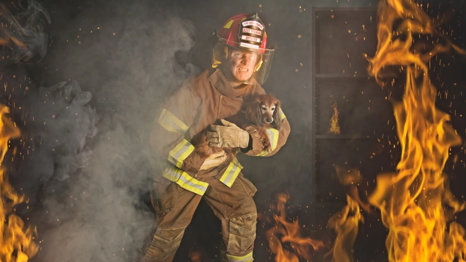 Огнеборец спаси възрастна жена и малко куче от пожар (СНИМКА)