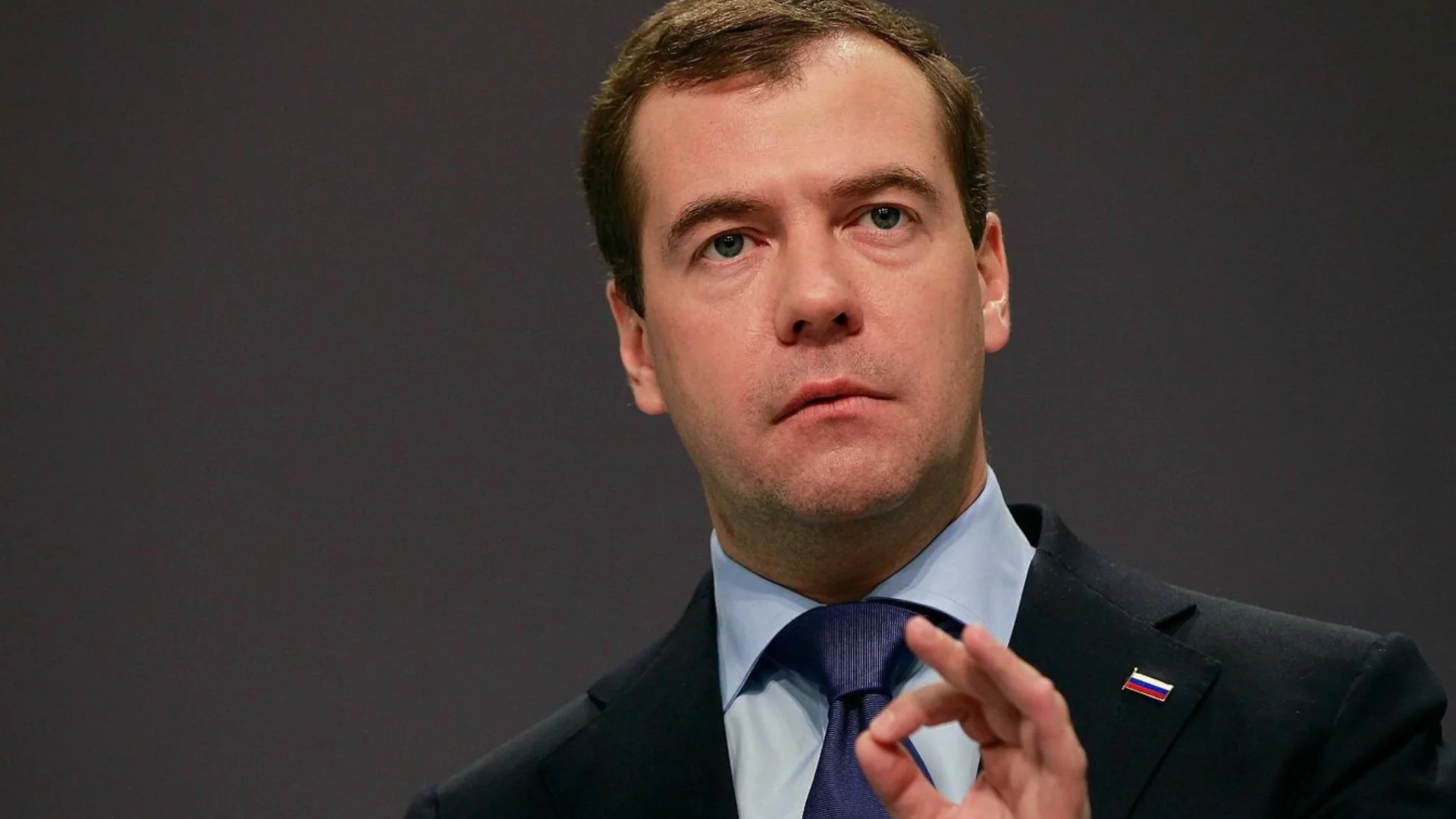 Медведев иска отвличането на Мерц. Германия с реакция