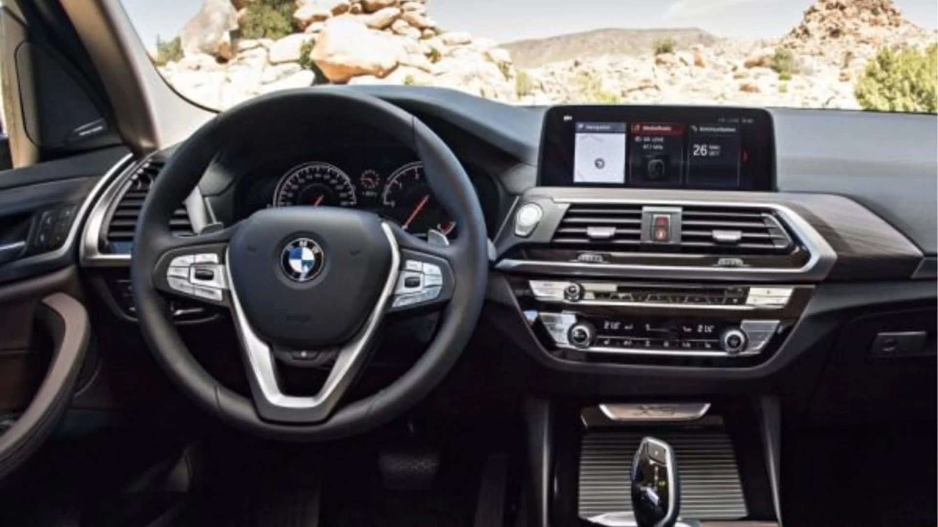 Движил се сам: Заради проблем с волана BMW изтегля хиляди бройки (ВИДЕО)